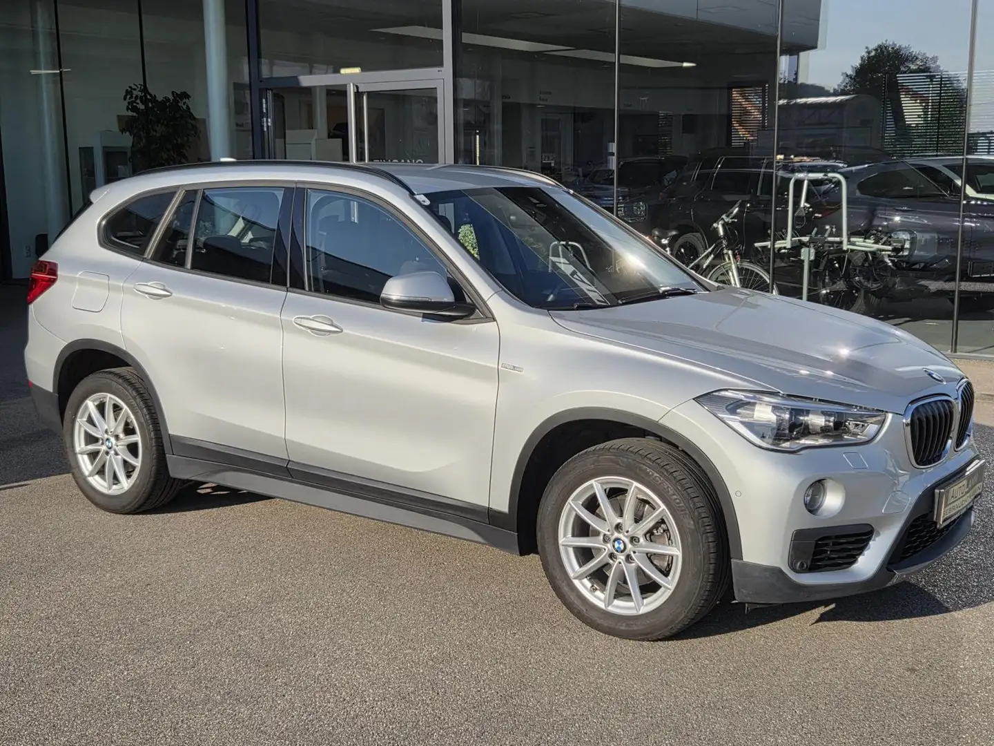 BMW X1 X1 sDrive18d Advantage Aut. Silber - 2