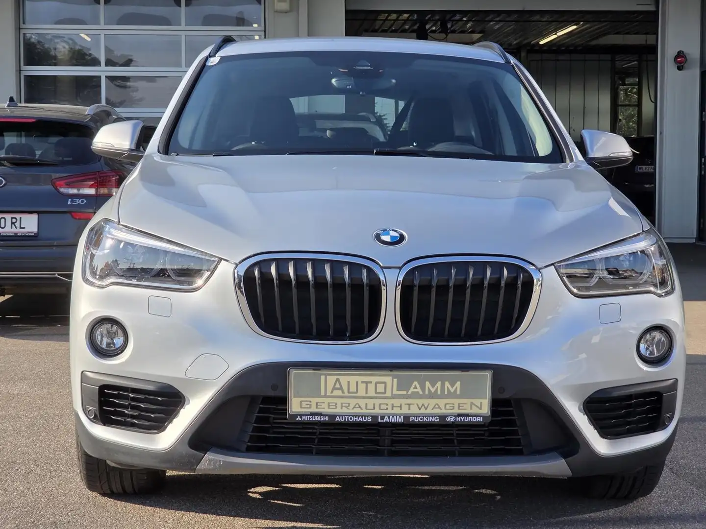 BMW X1 X1 sDrive18d Advantage Aut. Silber - 1