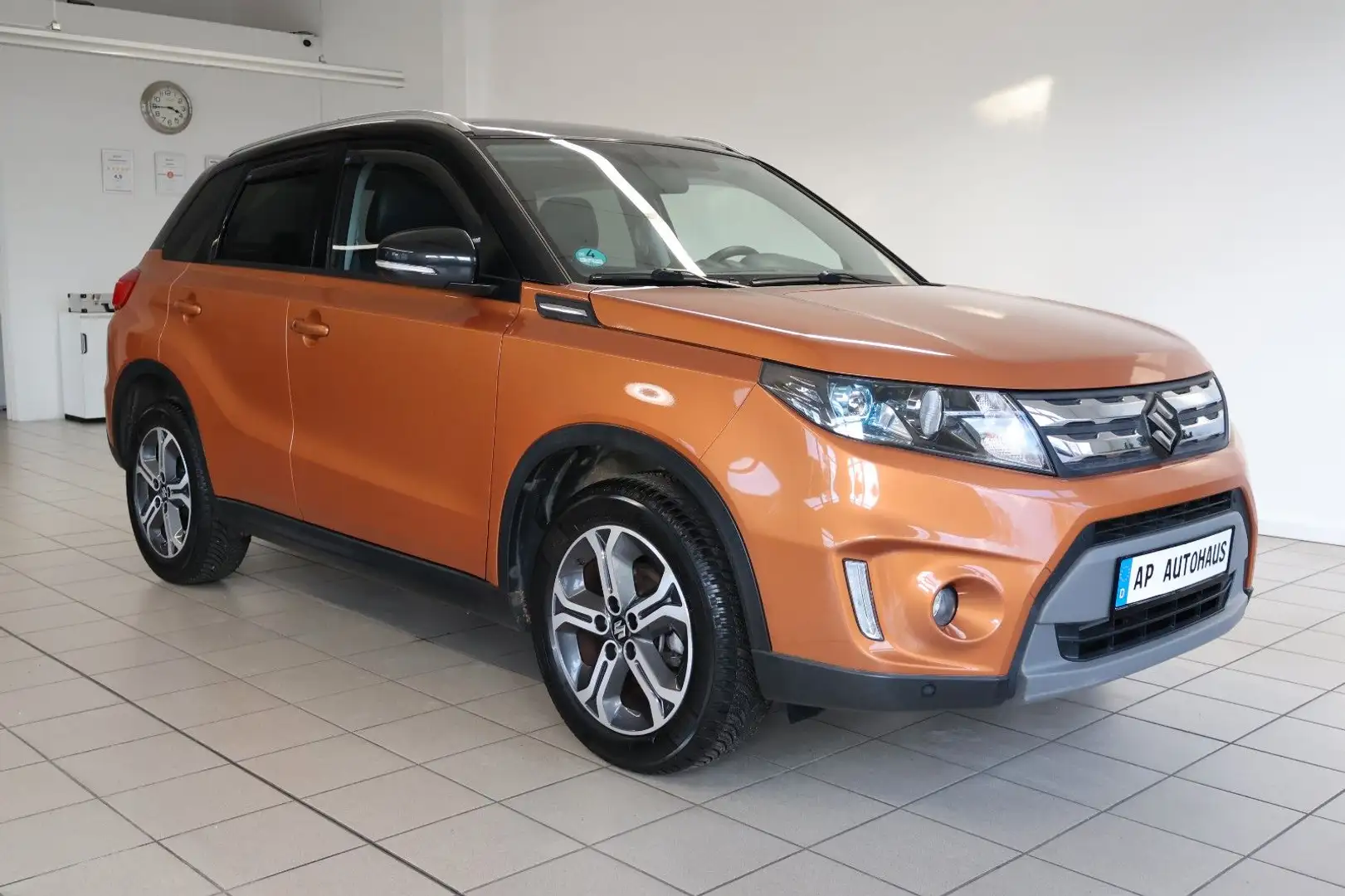 Suzuki Vitara 1.6 Comfort+ 4x2 LED Panorama ACC Orange - 1