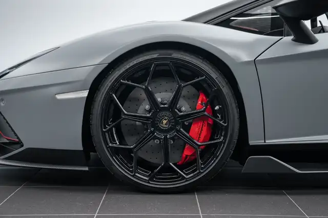 Lamborghini Aventador view 5