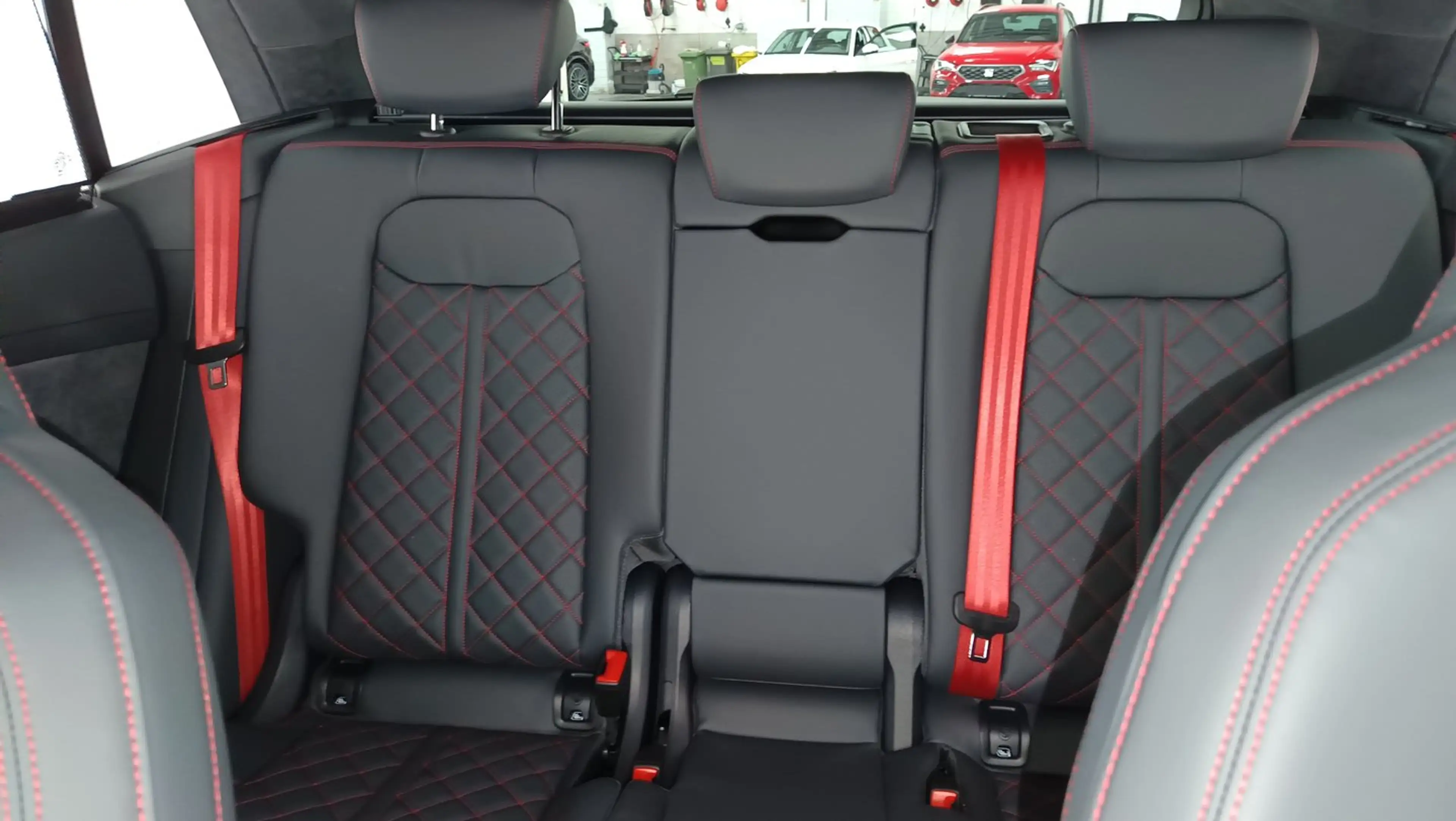 Audi SQ8 TFSI quattro — photo 13