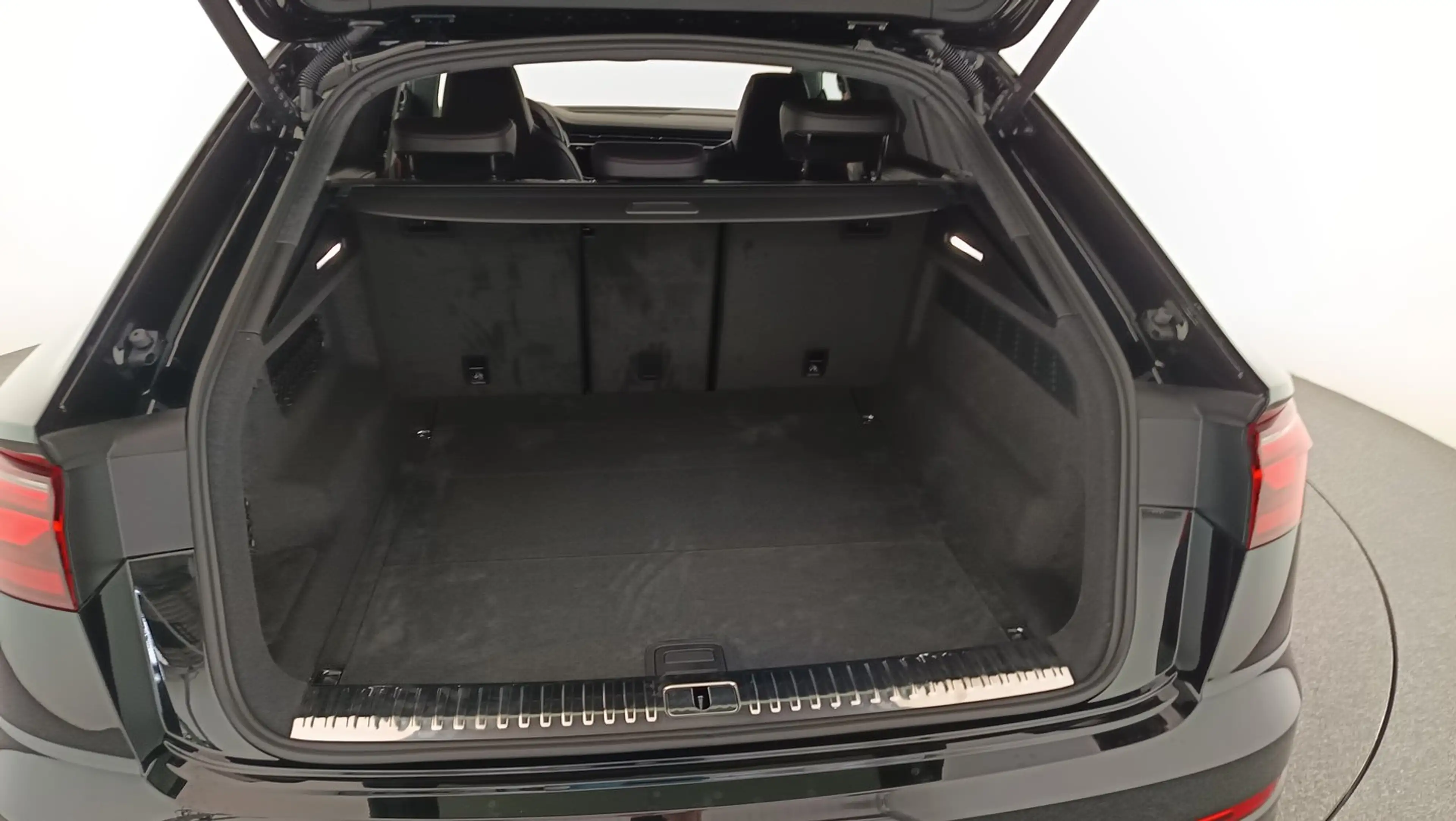 Audi SQ8 TFSI quattro — photo 7