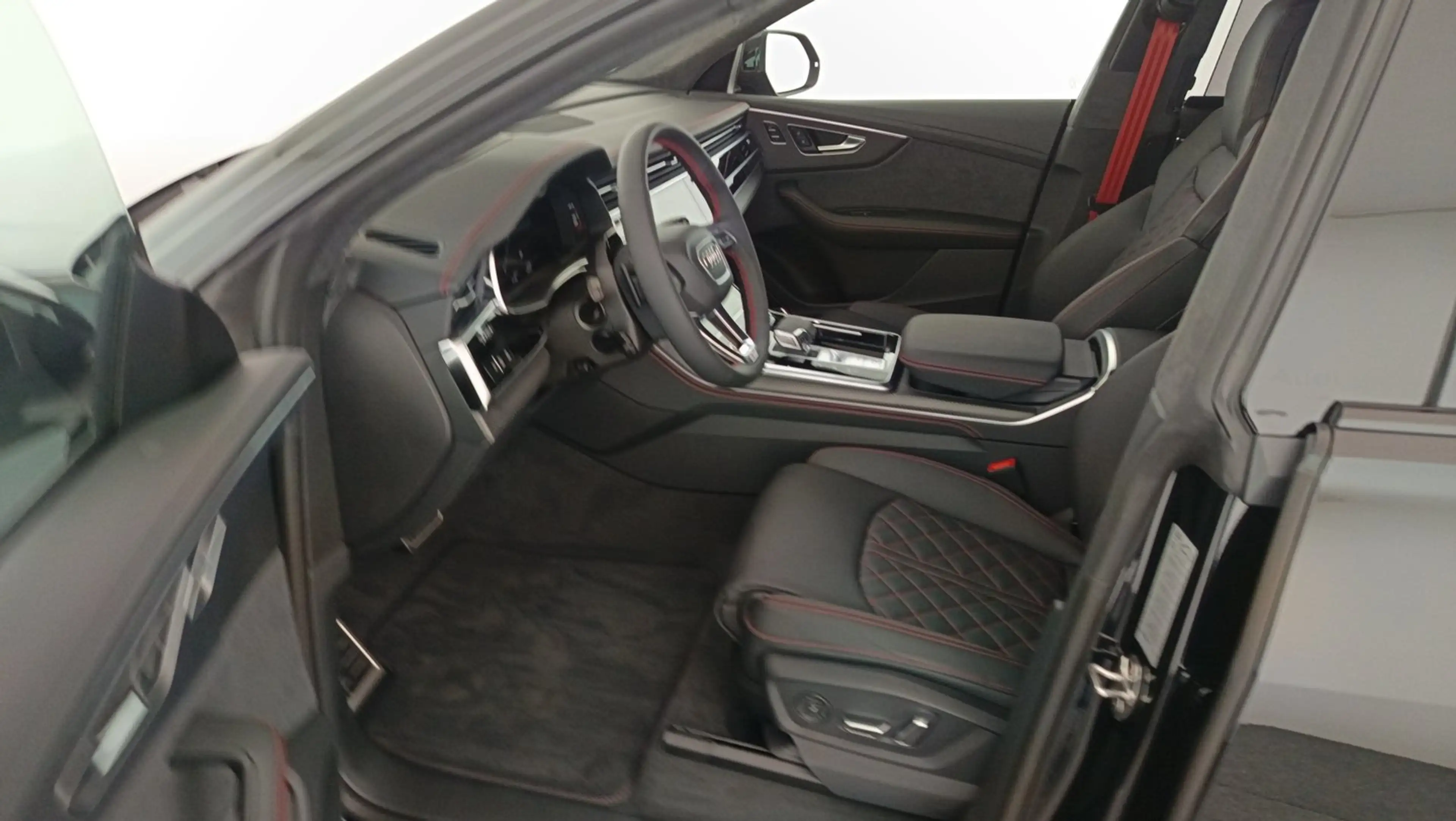 Audi SQ8 TFSI quattro — photo 8