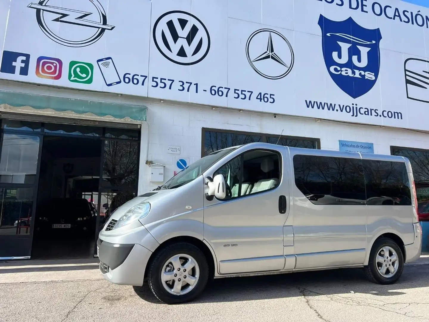 Renault Trafic Generation Privilege 2.5dCi 150 Gris - 1
