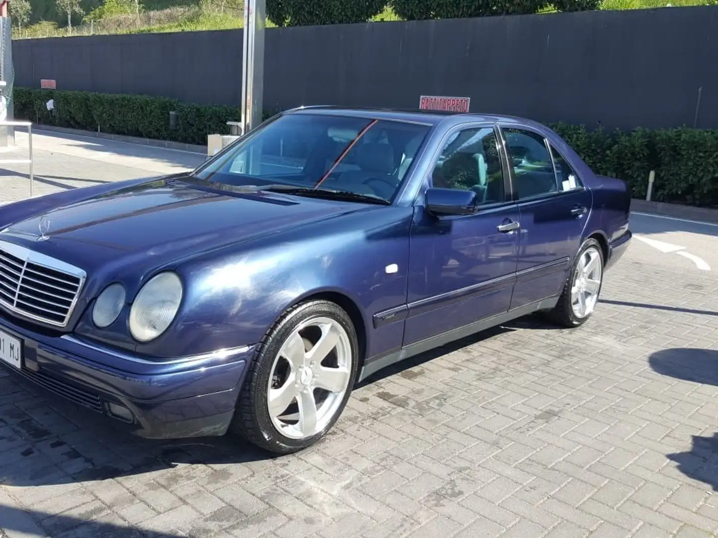 Mercedes-Benz 200 - 2