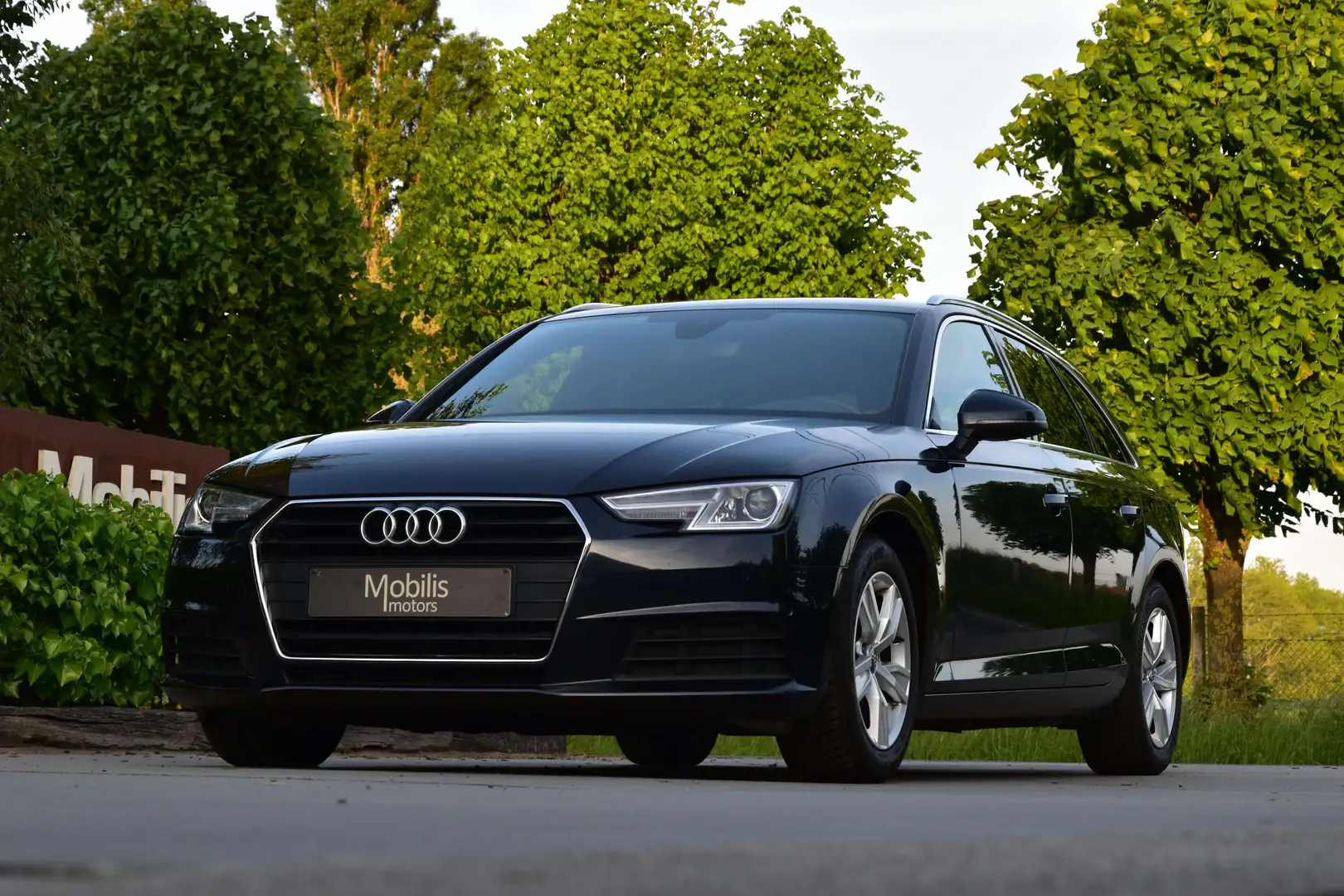 Audi A4 Avant 2.0 TDi  Business Edition Automaat Full Led Blauw - 1