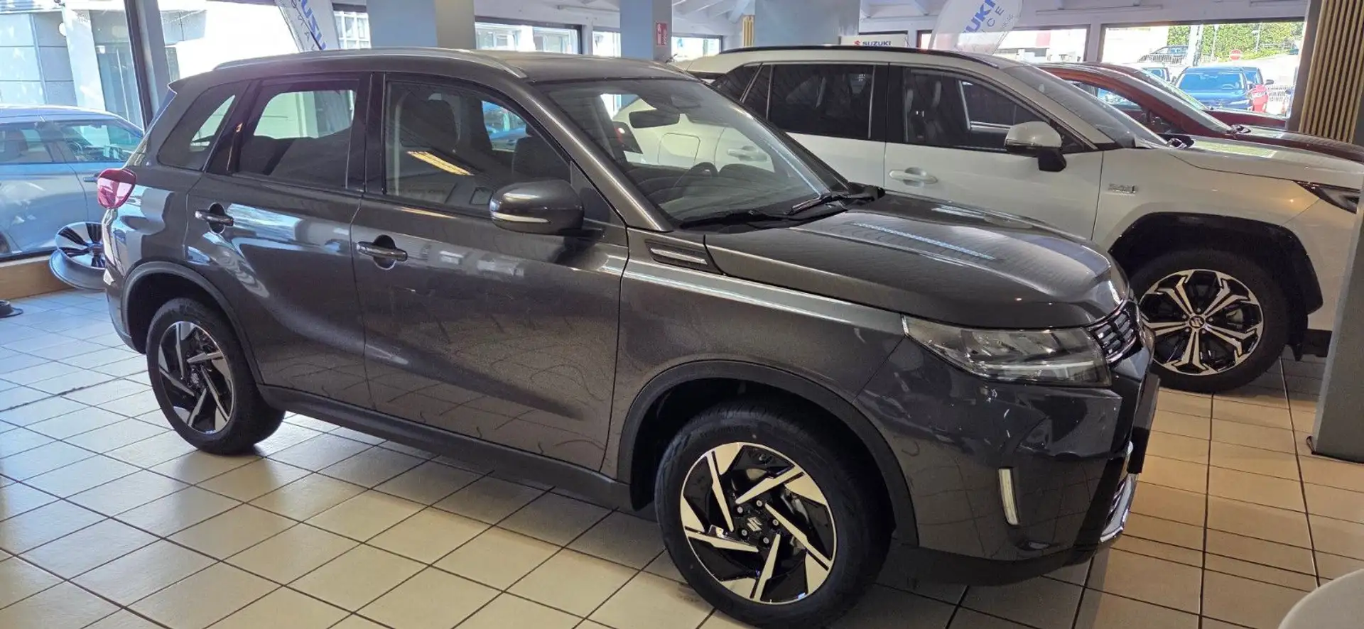 Suzuki Vitara 1.5 DUALJET Hybrid Comfort+ AGS Allgrip Grau - 2