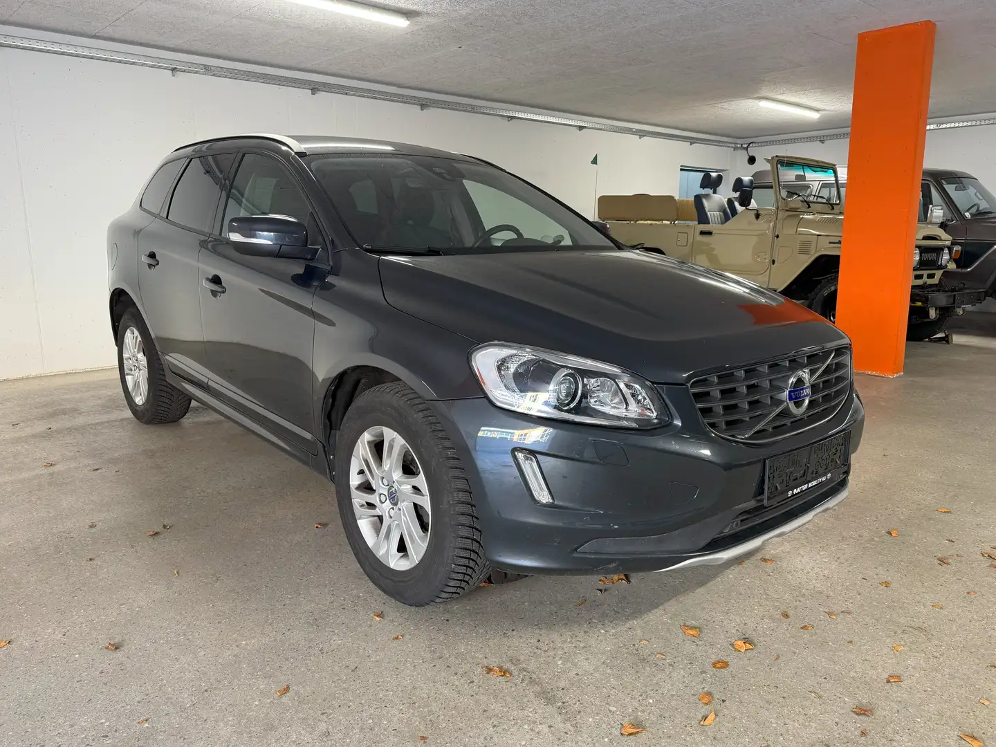 Volvo XC60 Kinetic AWD Grau - 2