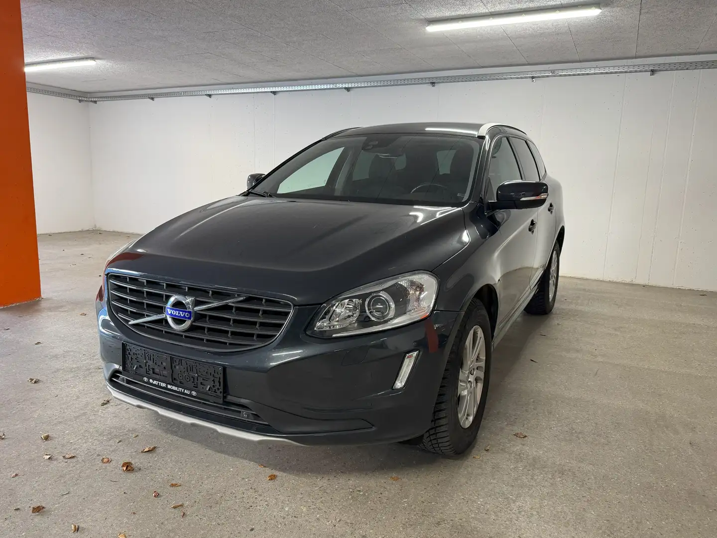 Volvo XC60 Kinetic AWD Grau - 1