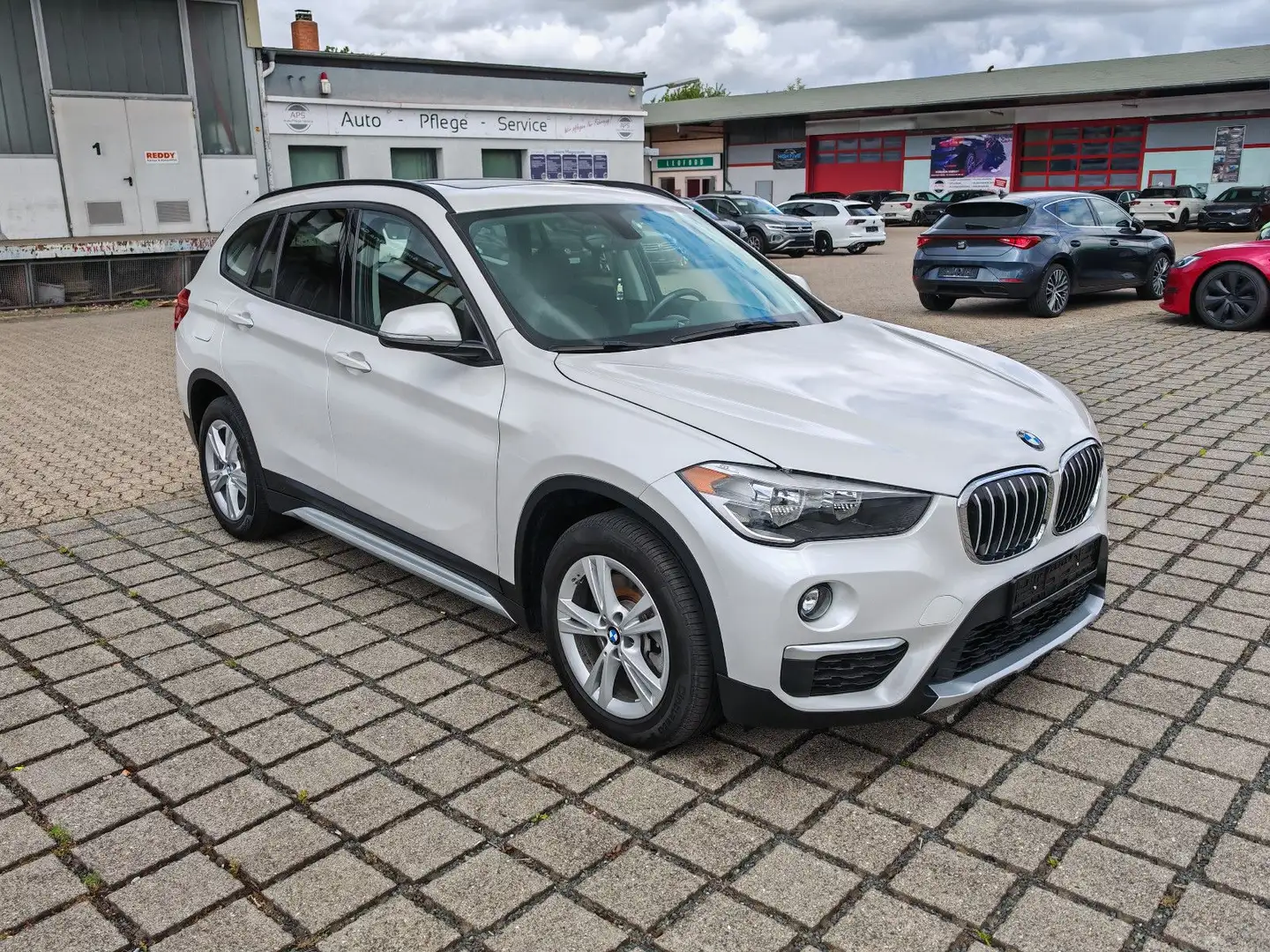 BMW X1 sDrive28i/Leder/LED/Shz/Kamera/Keyless/Pano Weiß - 1