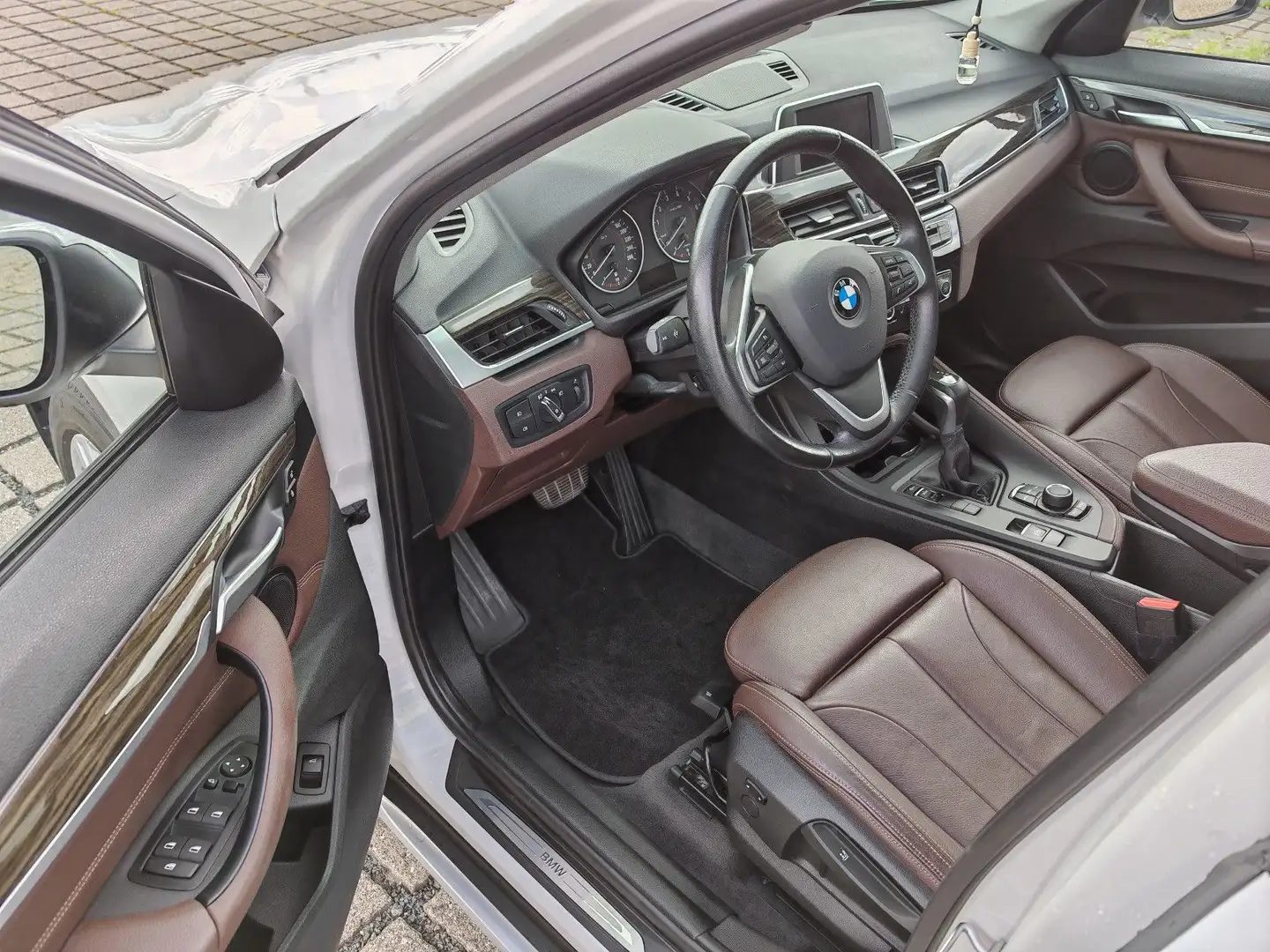 BMW X1 sDrive28i/Leder/LED/Shz/Kamera/Keyless/Pano Weiß - 2