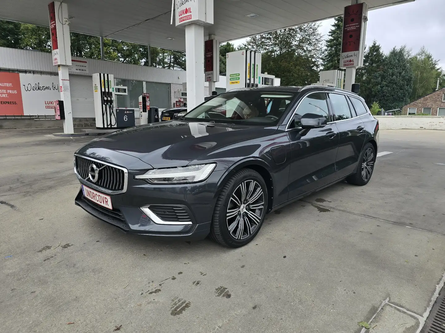 Volvo V60 T8 AWD Twin Engine Geartronic Inscription Grijs - 1