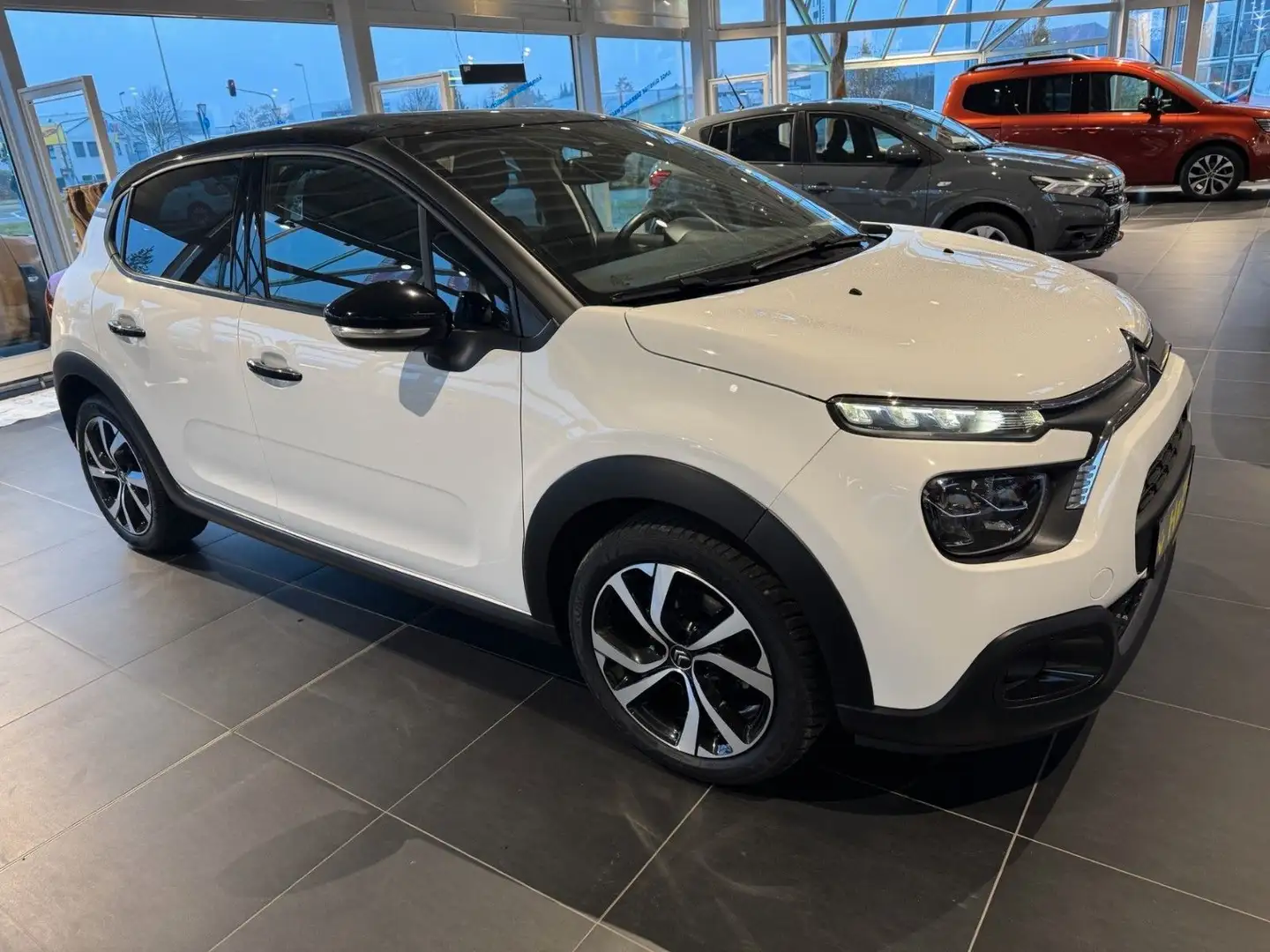 Citroen C3 Pure Tech83 Shine Pack *Kamera *Navi *Klimaa. Weiß - 2