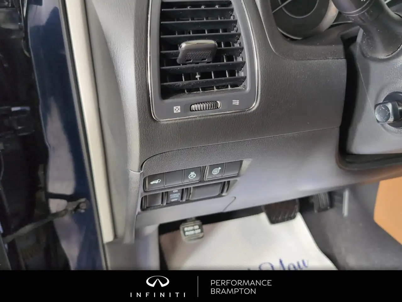 Infiniti QX80 снимка Infiniti QX80