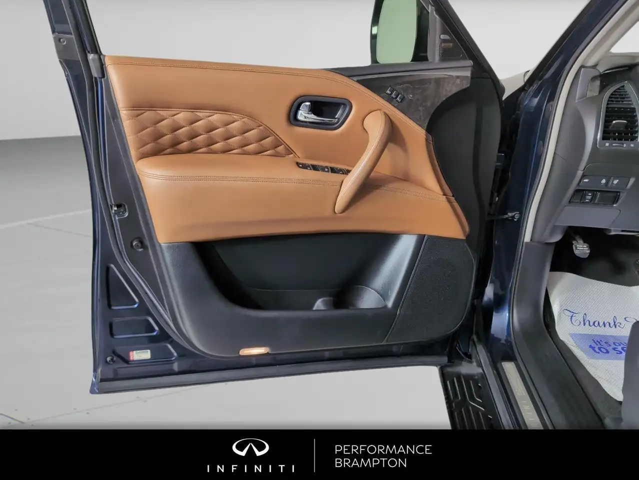 Infiniti QX80 снимка Infiniti QX80