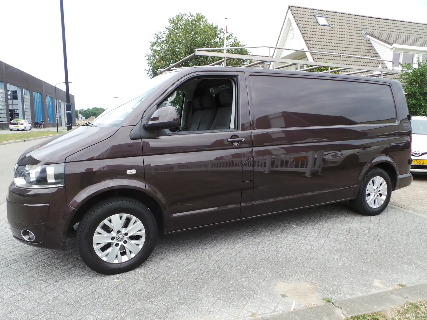 Volkswagen T5 Transporter 2.0 TDI L2H1 Navi,Airco,Cruise,pdc env d-riem vv b Brown - 1