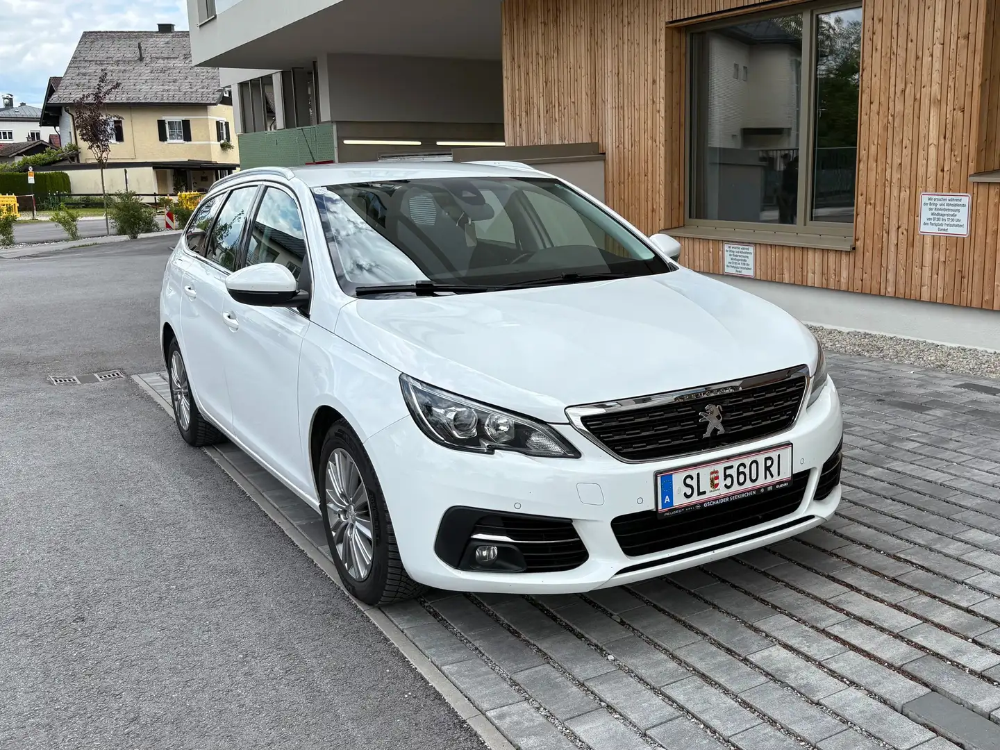 Peugeot 308 308 SW 1,6 BlueHDI 120 Allure EAT6 S Weiß - 1