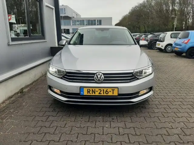 Volkswagen Passat view 3