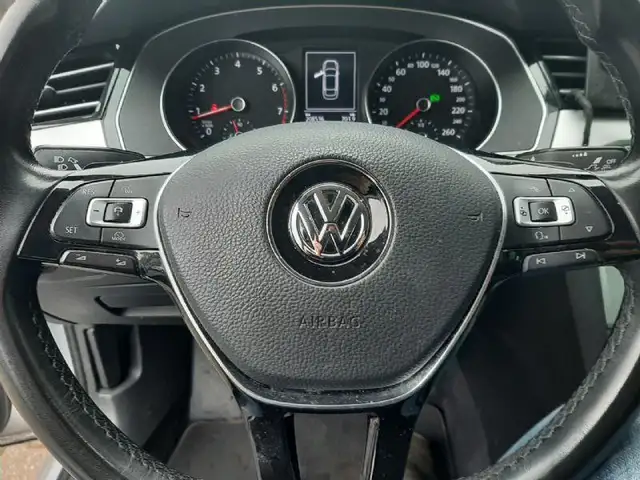 Volkswagen Passat view 14