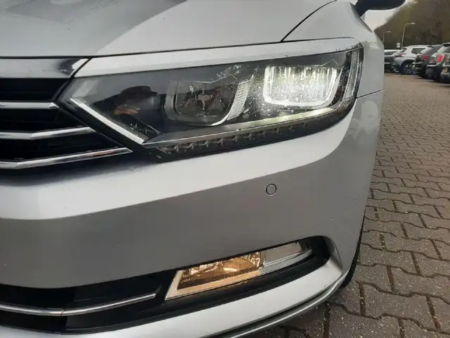 Volkswagen Passat view 4