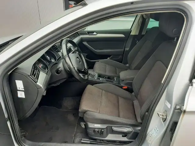 Volkswagen Passat view 8