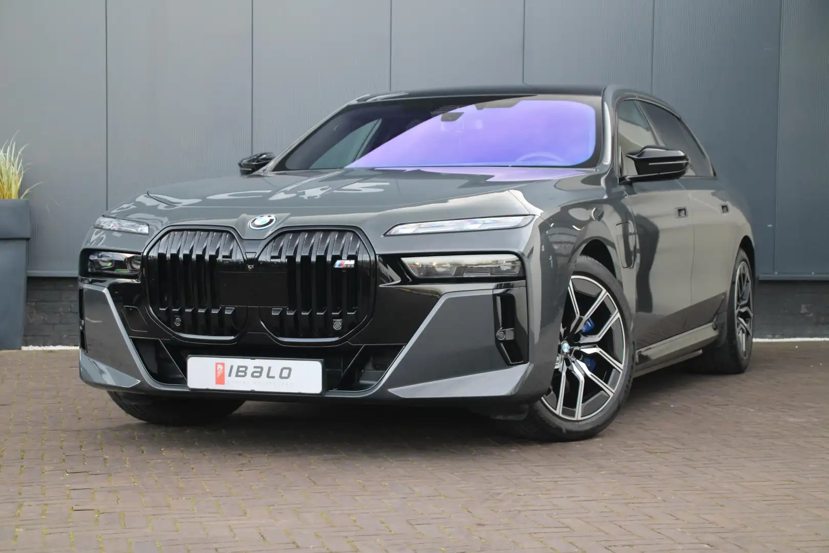 BMW 760 7-serie M760e xDrive M-Sport Pro | Auto Doors | BT Grijs - 2