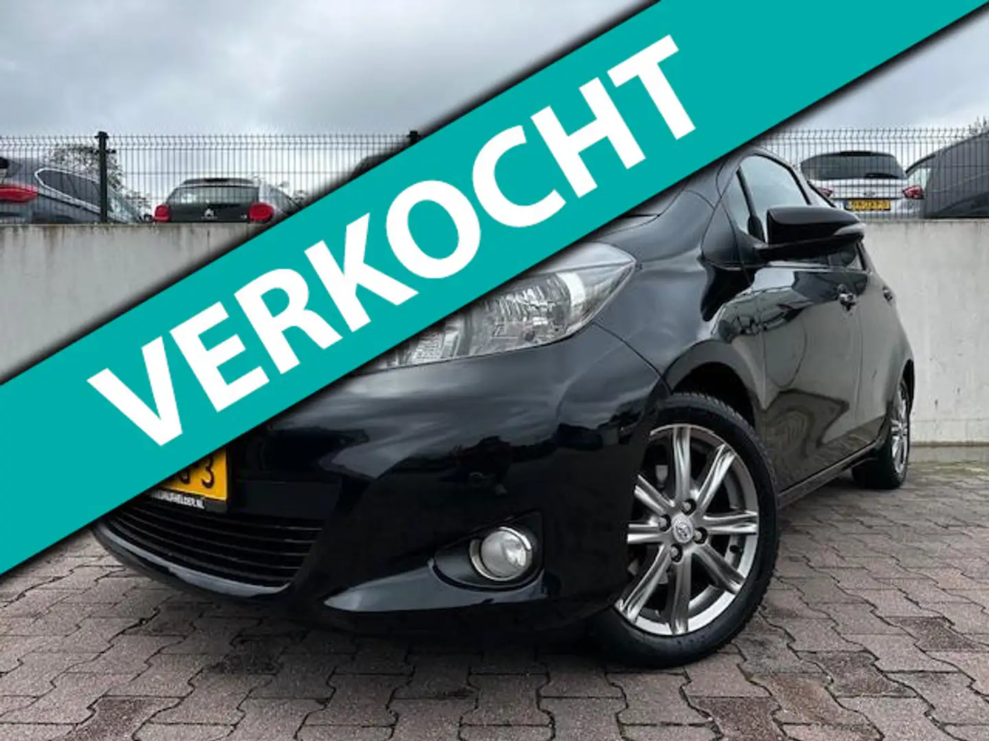 Toyota Yaris 1.3 VVT-i Dynamic/AUTOMAAT/PANO/CAMERA/CLIMA/TREKH Zwart - 1