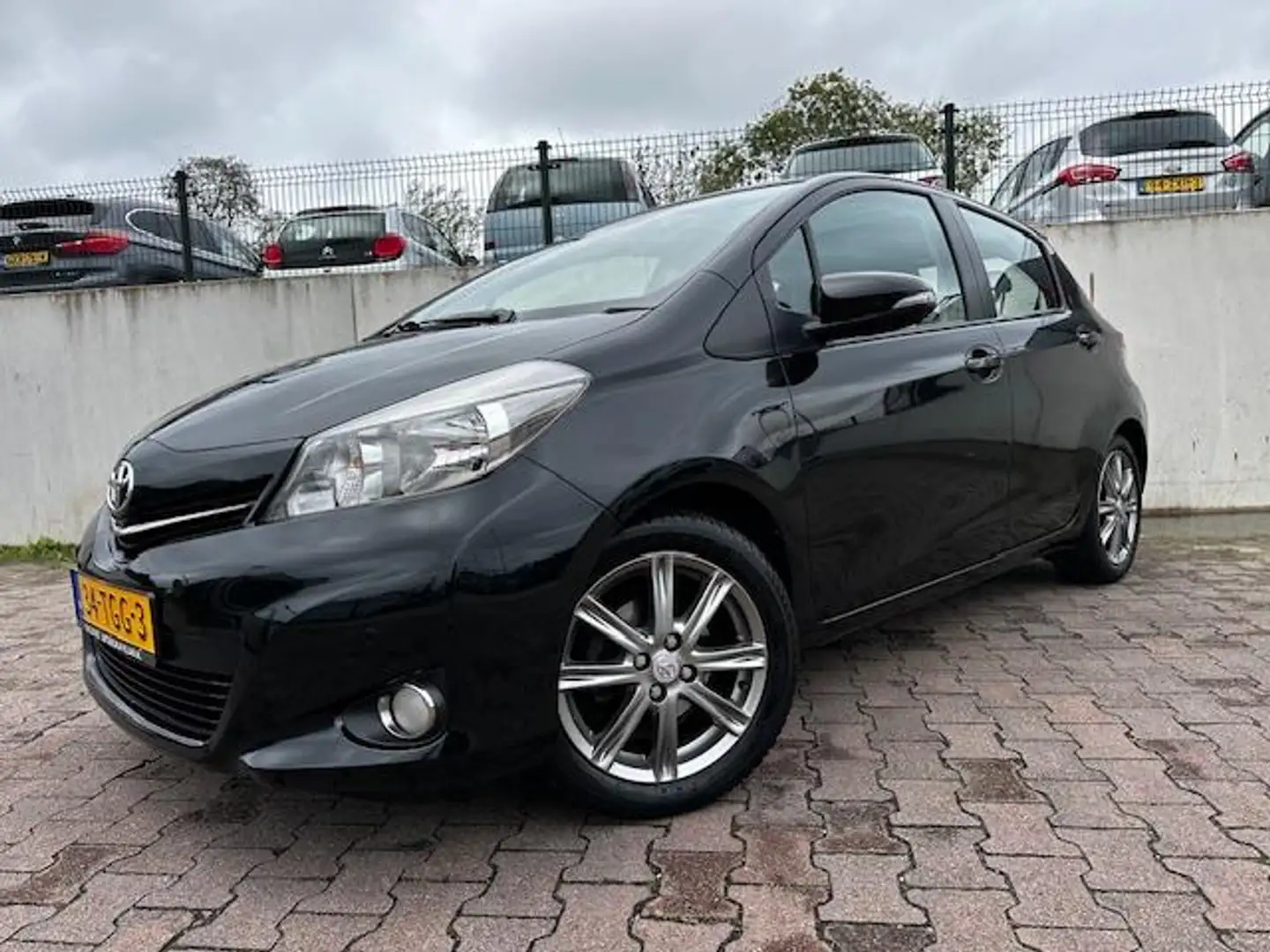 Toyota Yaris 1.3 VVT-i Dynamic/AUTOMAAT/PANO/CAMERA/CLIMA/TREKH Zwart - 2