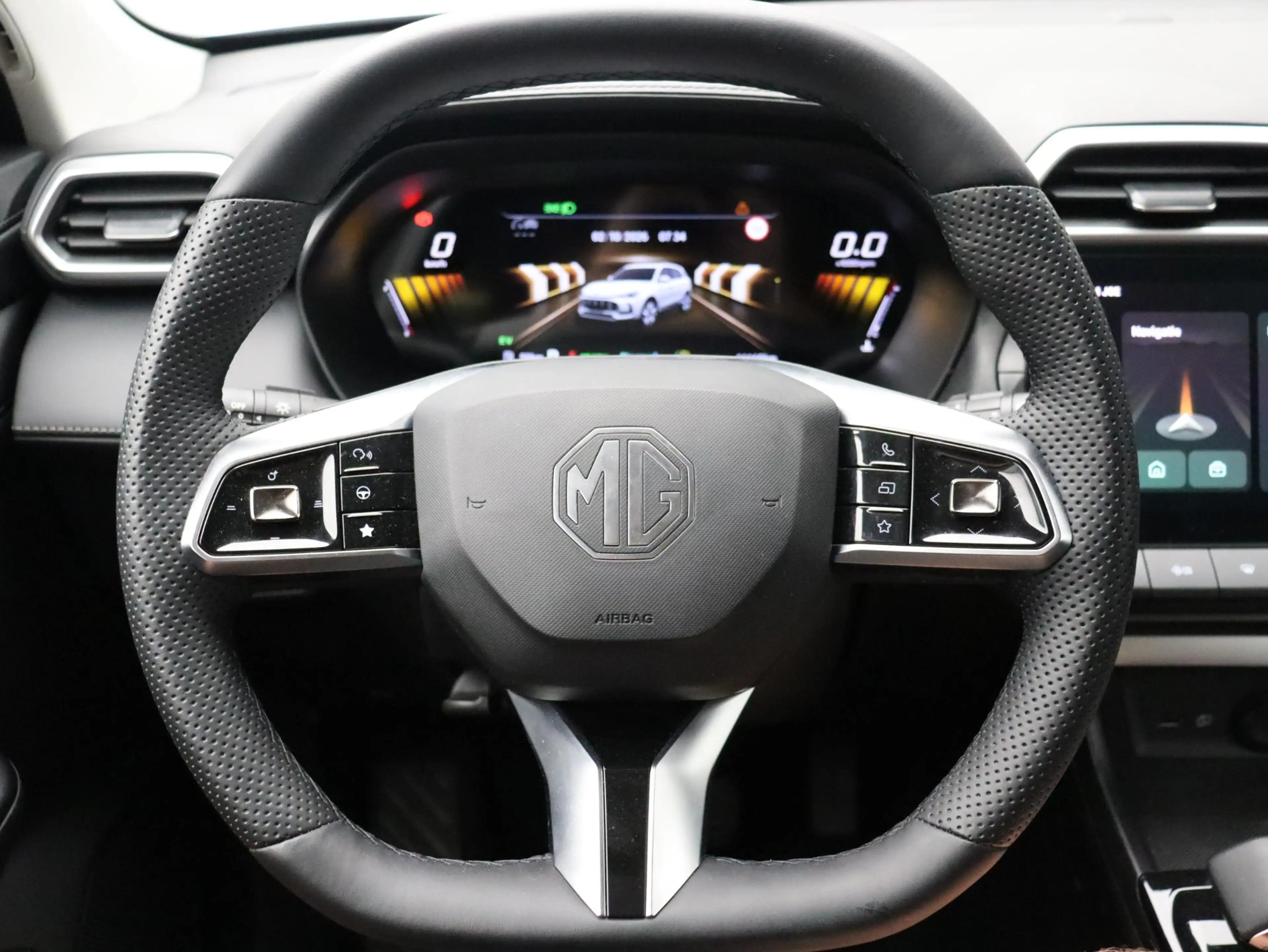 MG ZS Hybrid+ Luxury — photo 15