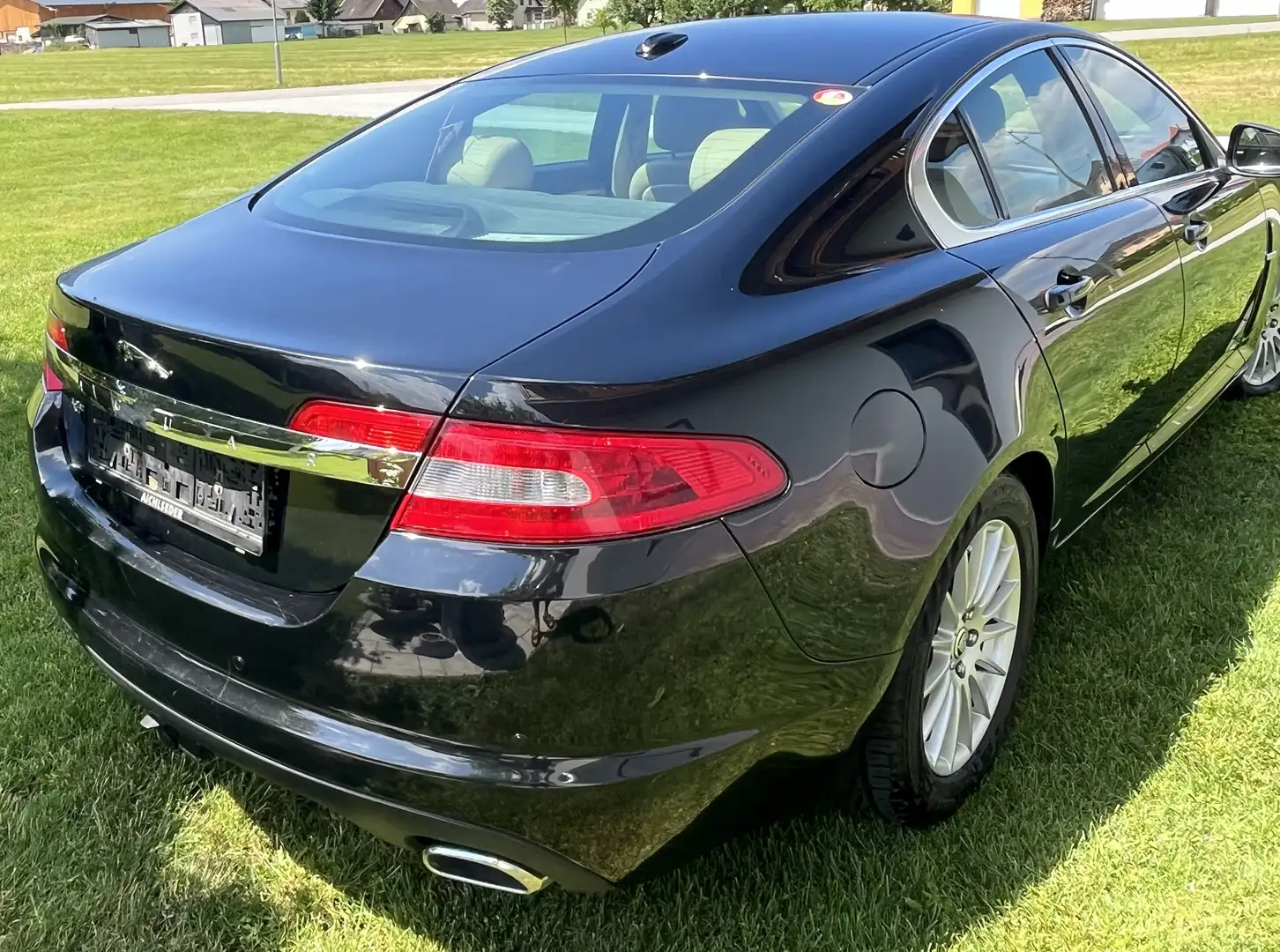 Jaguar XF XF 2,7 V6 Diesel Luxury Luxury Schwarz - 2