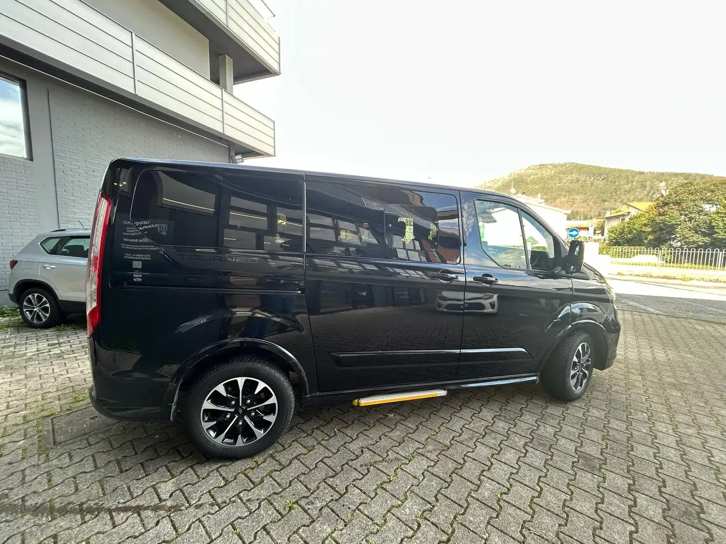 Ford Tourneo Custom CUSTOM SPORT 2.0 *8 posti* PREZZO + IVA crna - 2
