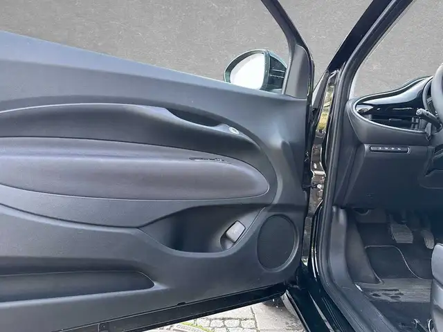 Fiat 500e view 5