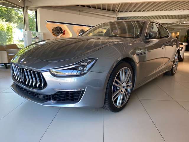 Imagine Maserati Ghibli GT limitierte ZEGNA Edition *Maserati-IN*