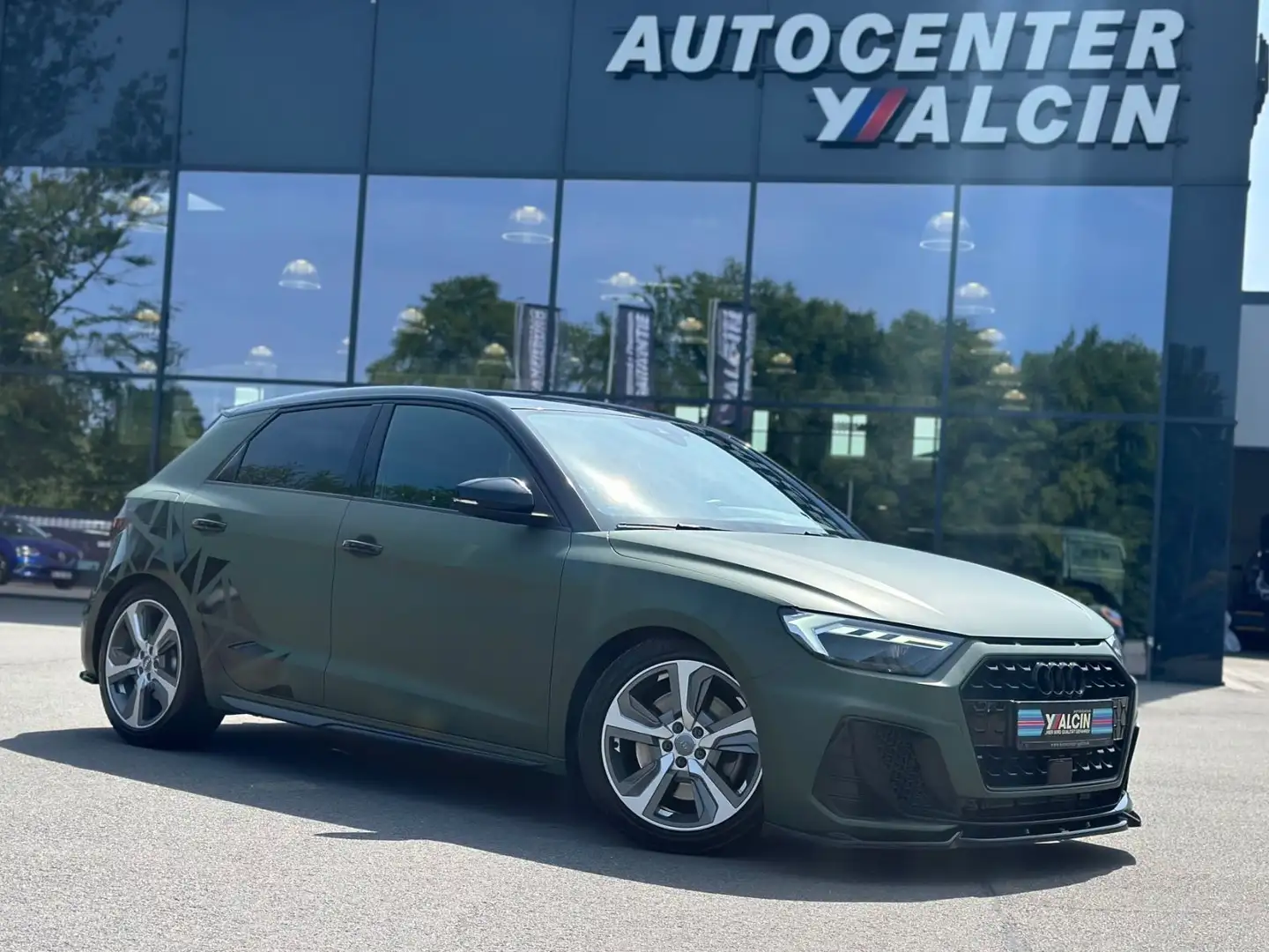 Audi A1 40 TFSI S tro. SB 3 x S-Line 1.HA/KW/NAV/17LM Weiß - 1