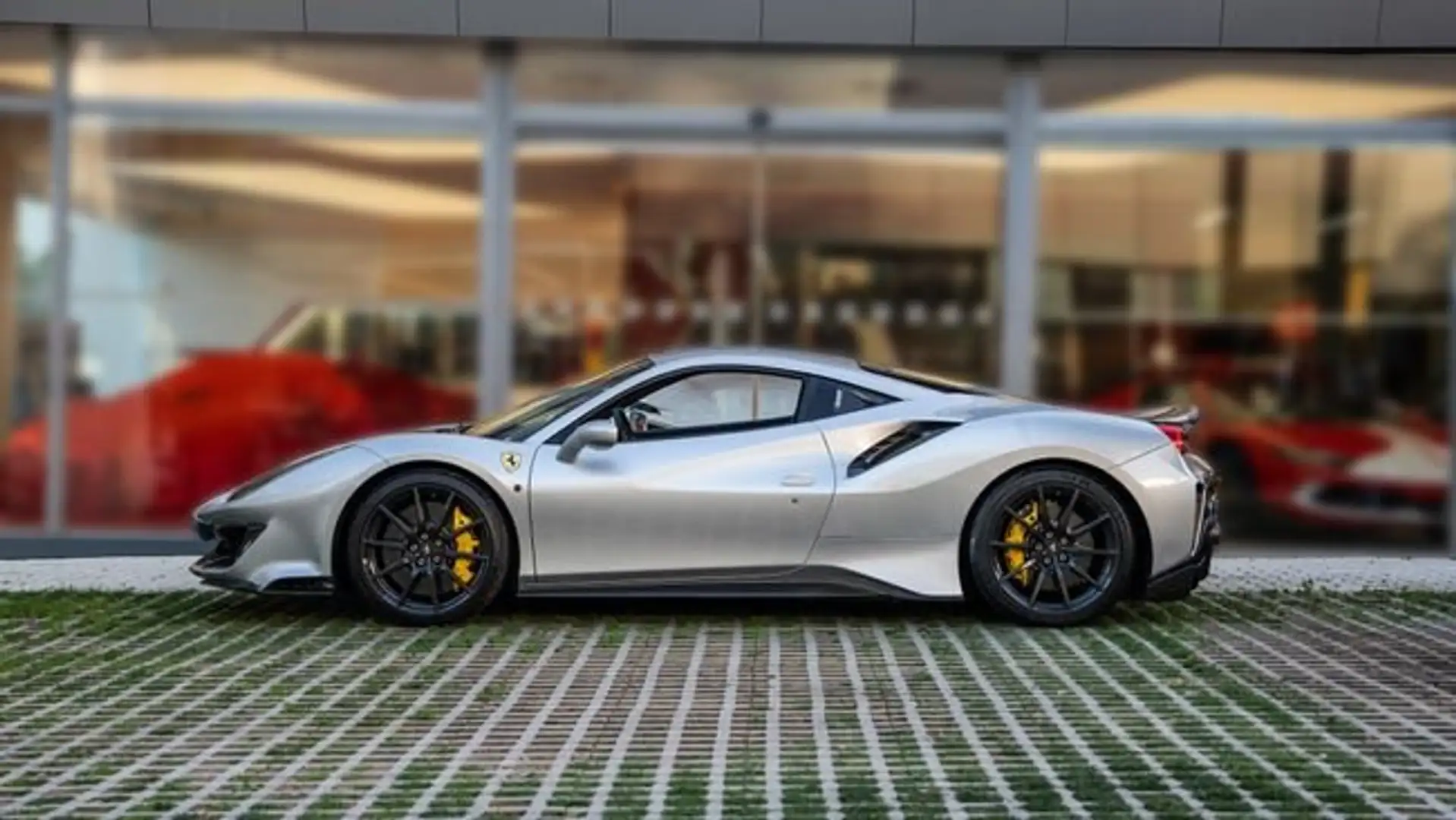 Ferrari 488 Pista Coupé Silber - 2
