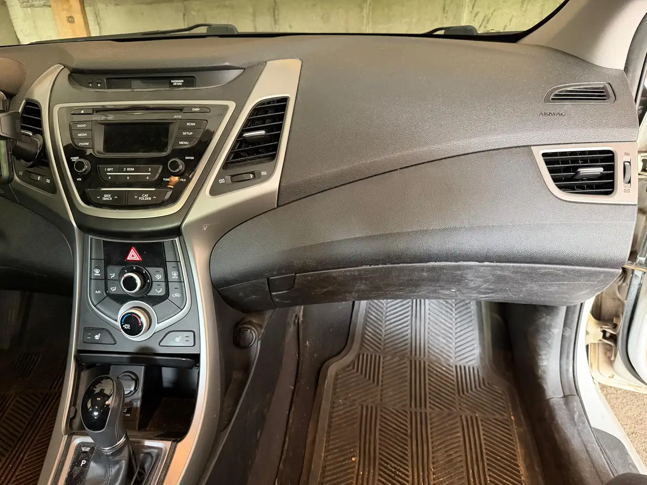 Hyundai ELANTRA photo Hyundai ELANTRA