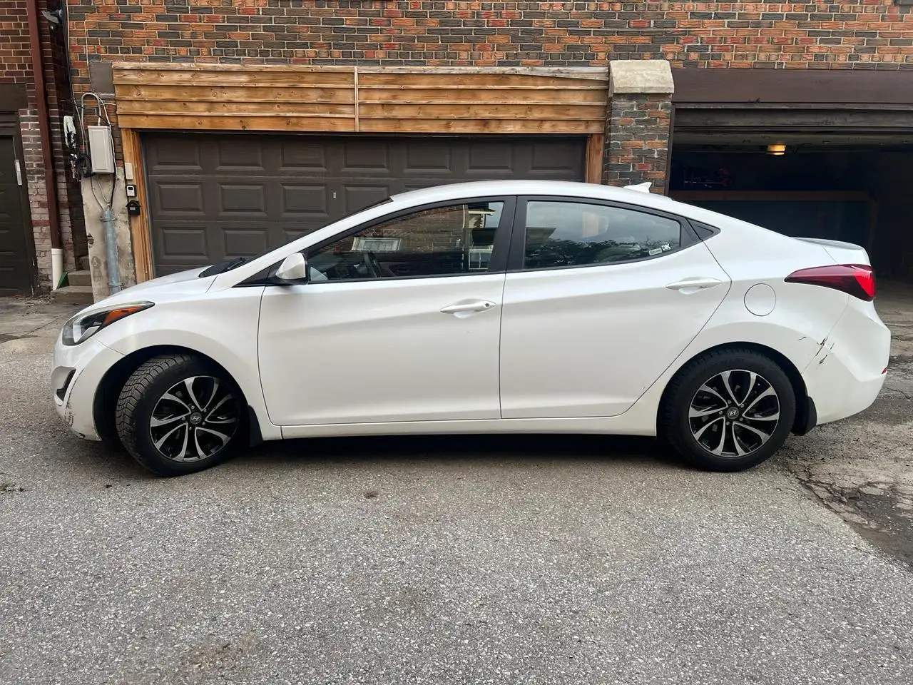 Hyundai ELANTRA photo Hyundai ELANTRA