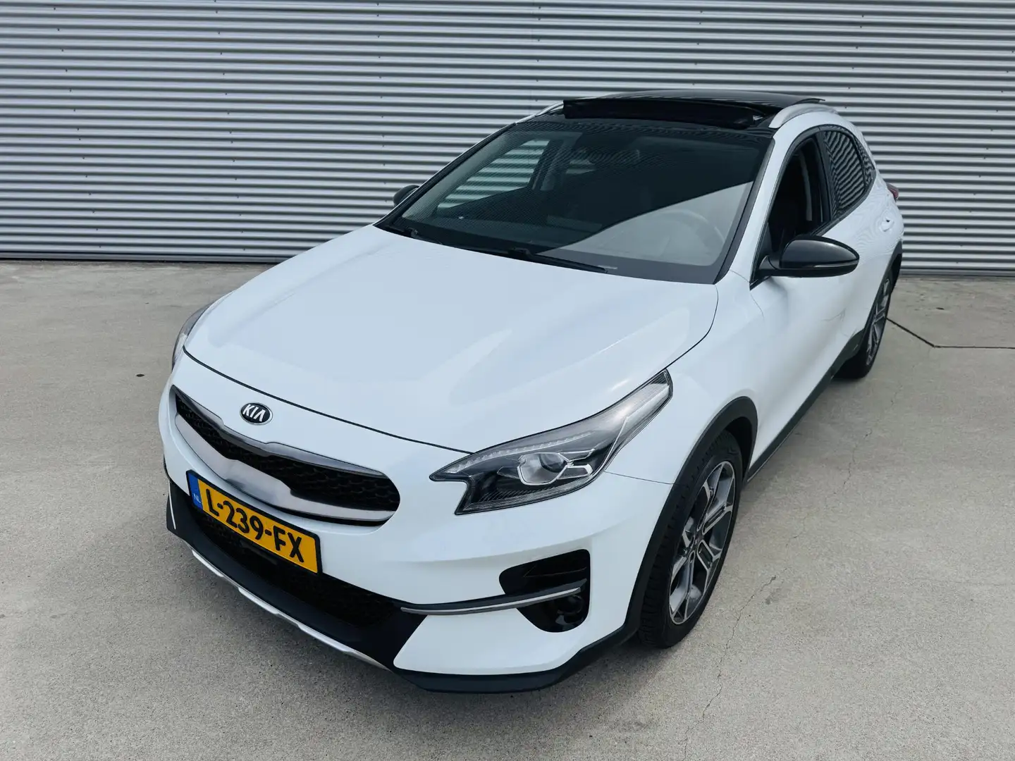 Kia XCeed 1.5 T-GDI MHEV ExecutiveLine GERESERVEERD NW Staat Wit - 2