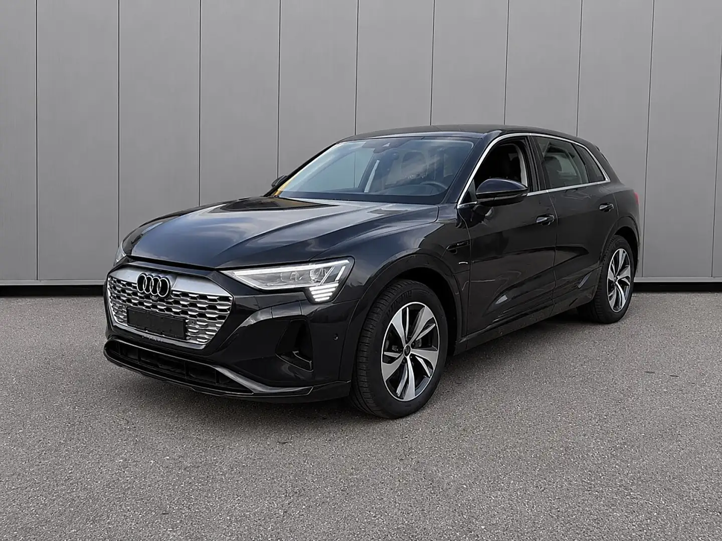 Audi Q8 e-tron quattro 95kWh Business Grau - 1