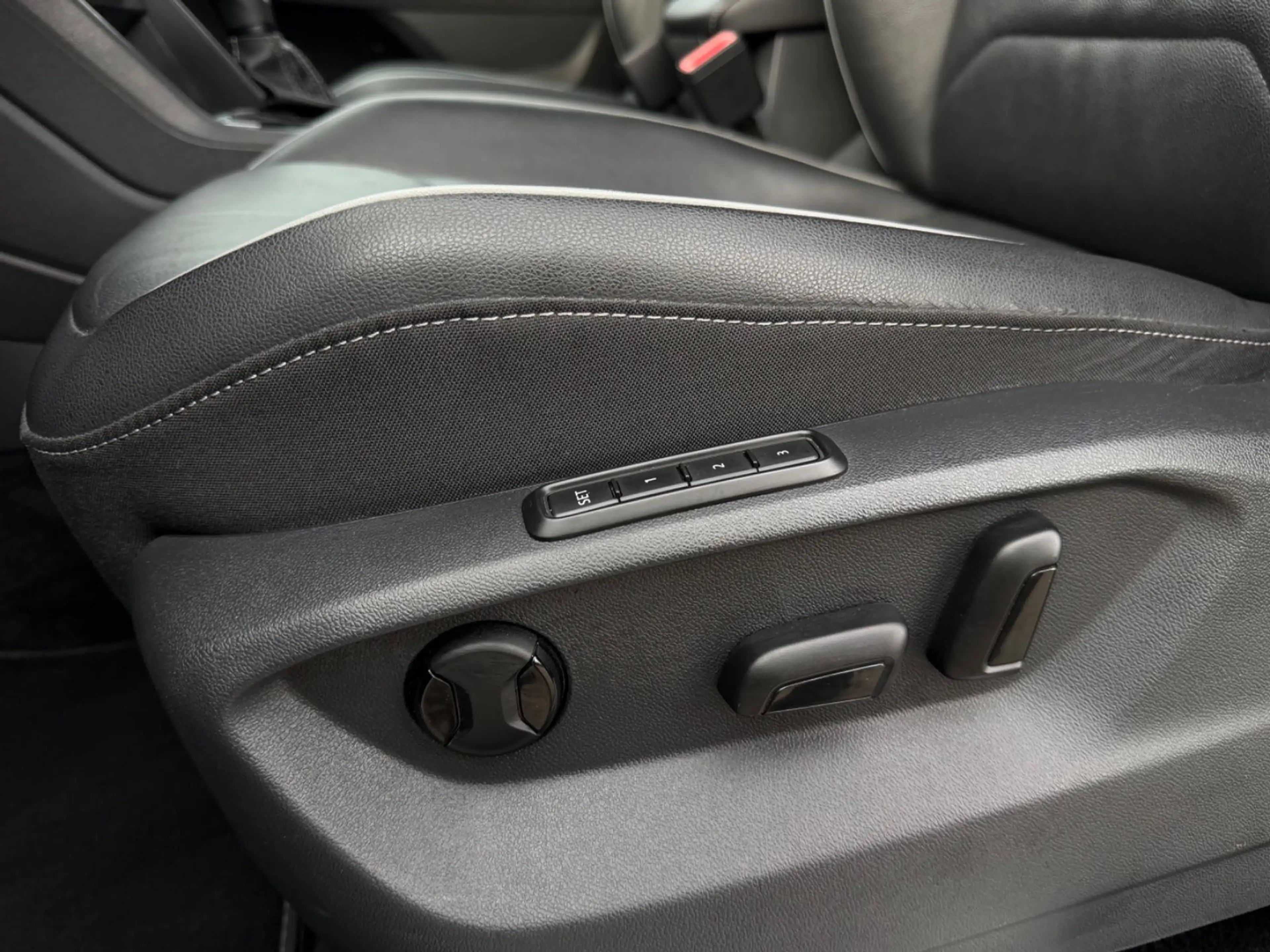 Volkswagen Tiguan Allspace Tiguan 2.0 TDI Allspace R-Line 4Motion*7-Sitzer* — photo 17