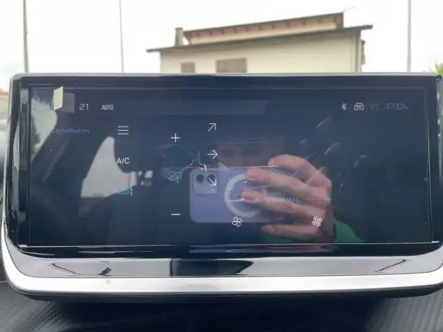 Peugeot 2008 view 11