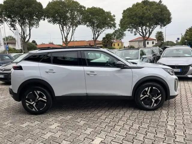 Peugeot 2008 view 4