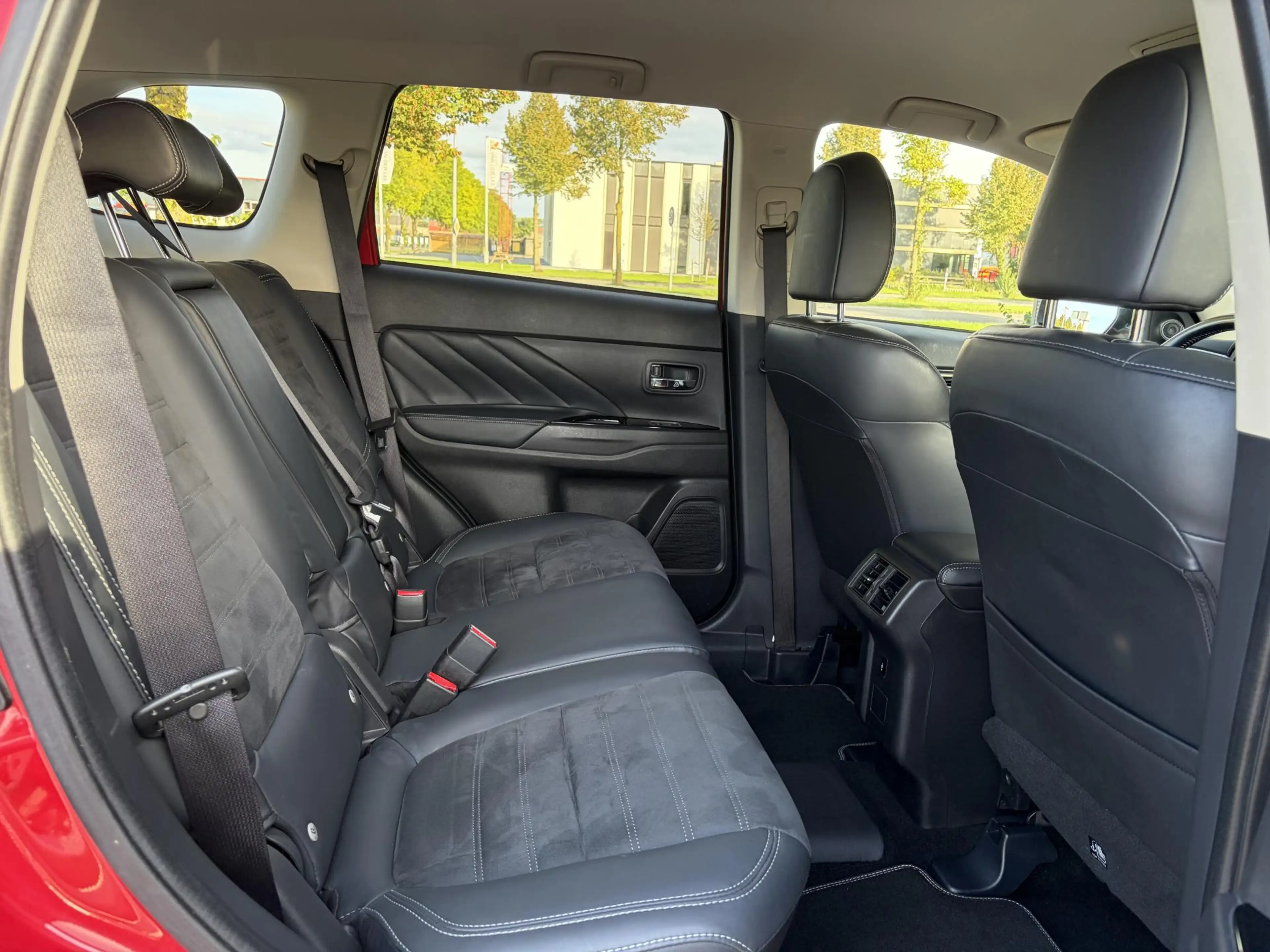 Mitsubishi Outlander 2.4 PHEV Intense ✓1e Eigenaar✓Trakhaak✓Carplay✓Cam — photo 13