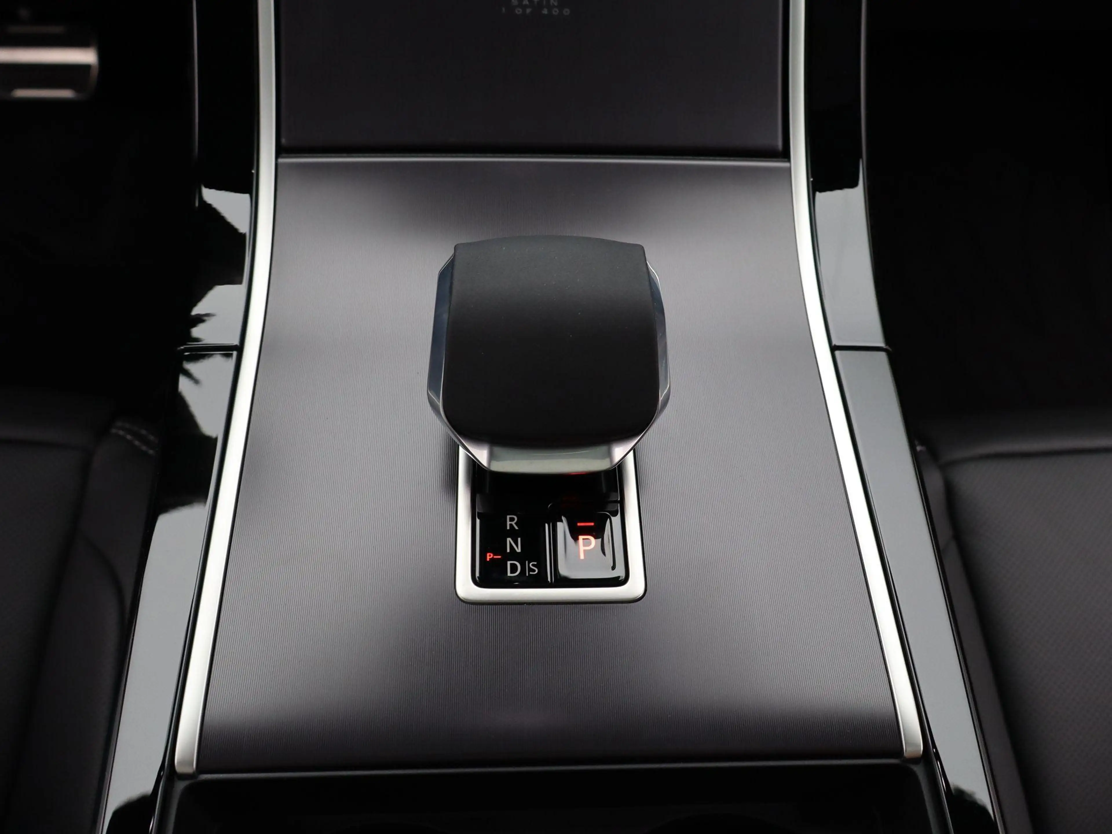 Land Rover Range Rover Velar 2.0 P400e AWD Belgravia Edition Satin PHEV — photo 11