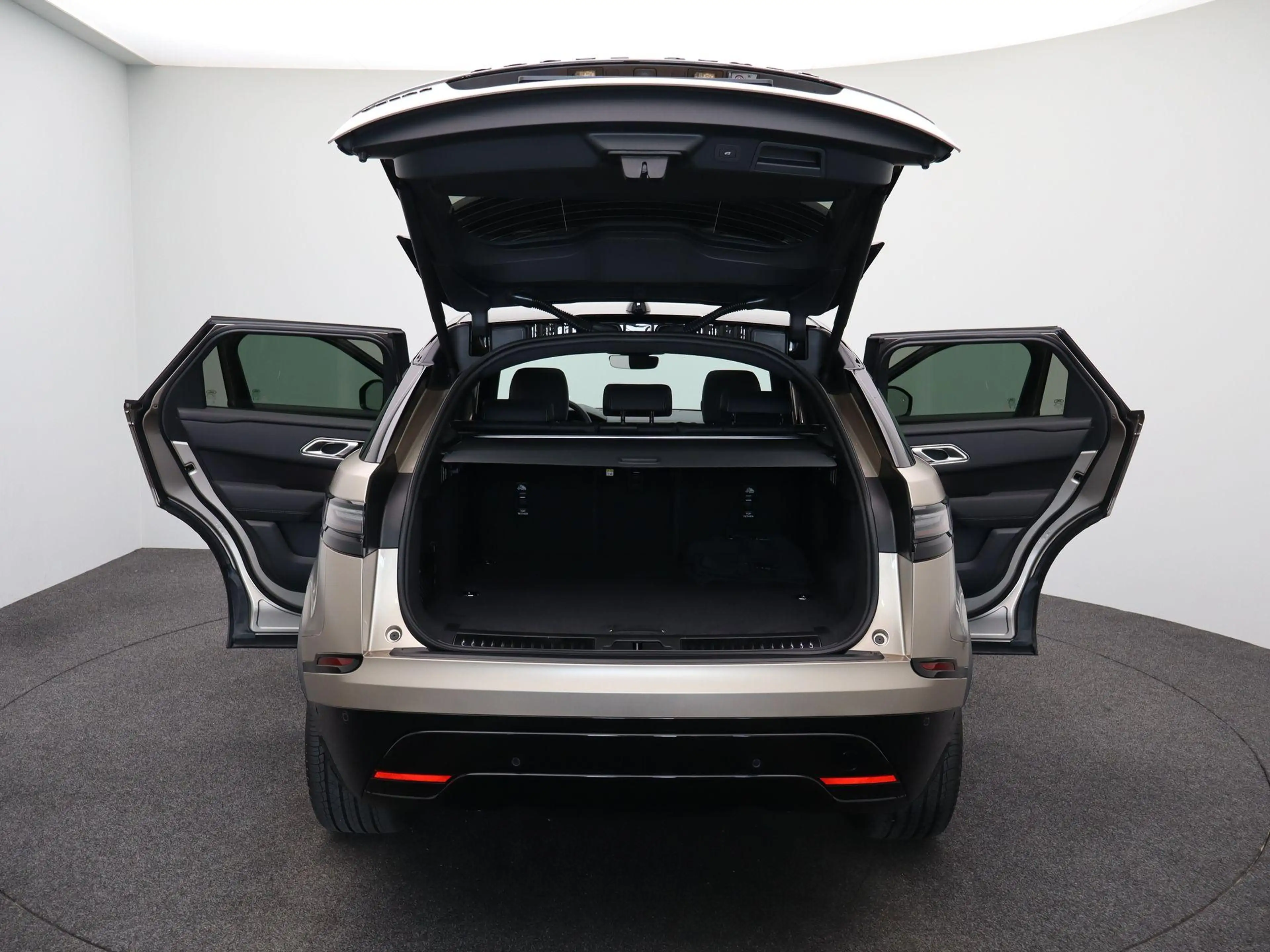 Land Rover Range Rover Velar 2.0 P400e AWD Belgravia Edition Satin PHEV — photo 14