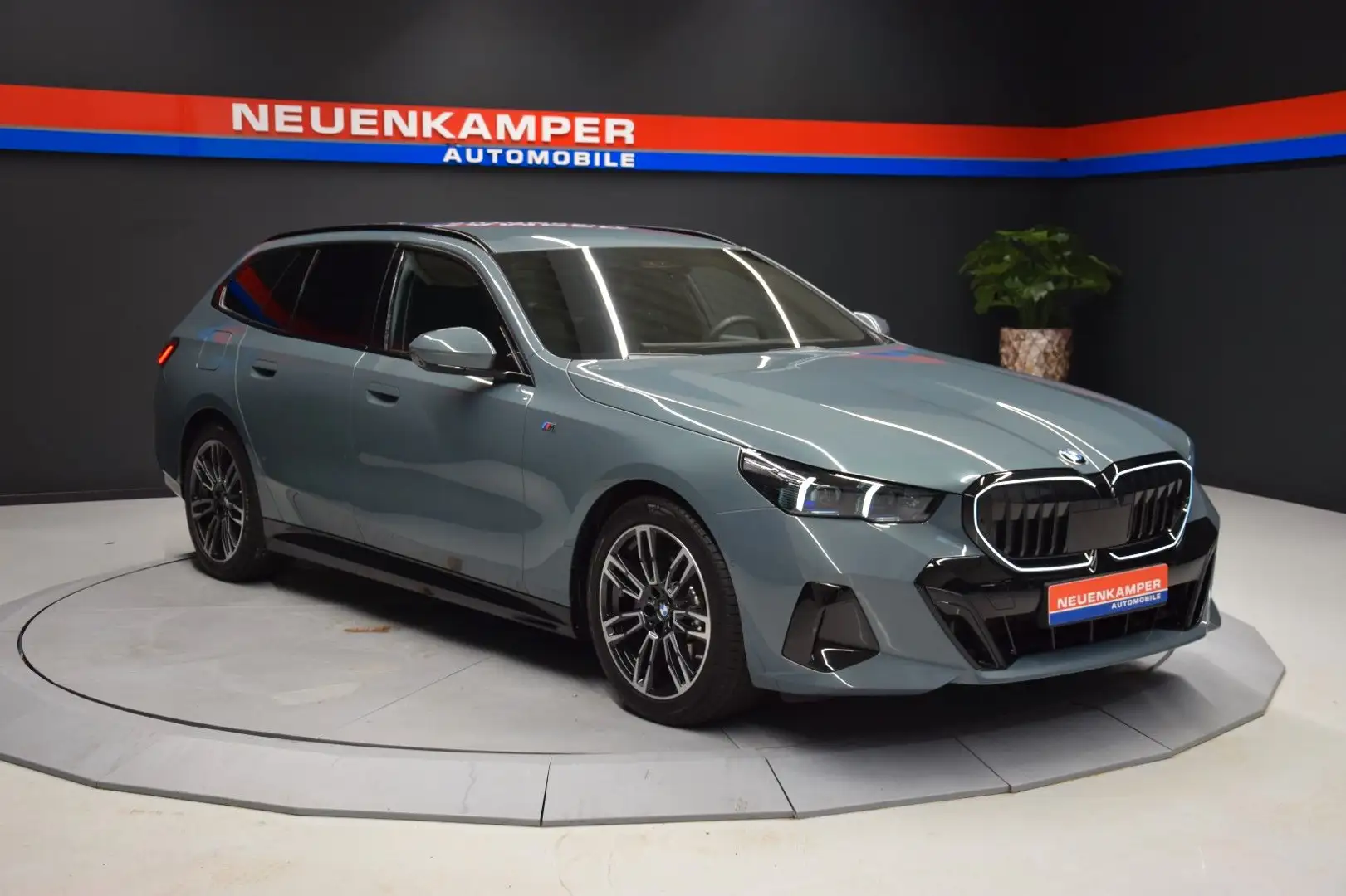 BMW 520 d xDrive Tour M Sport Pro Iconic Glow Stndhzg Vert - 1