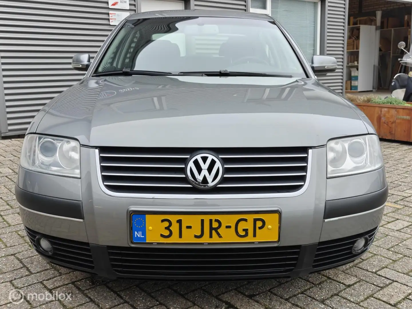 Volkswagen Passat 1.8 Turbo Comfortline Clima CruiseControl Grijs - 2