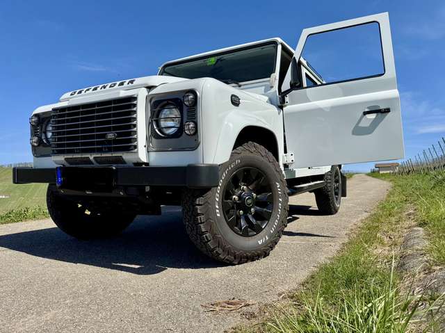 Imagine Land Rover Defender Landy 110 Station Wagon SE - die Legende lebt