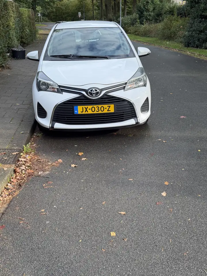 Toyota Yaris 1.0 VVT-i Aspiration — photo 1 of 9