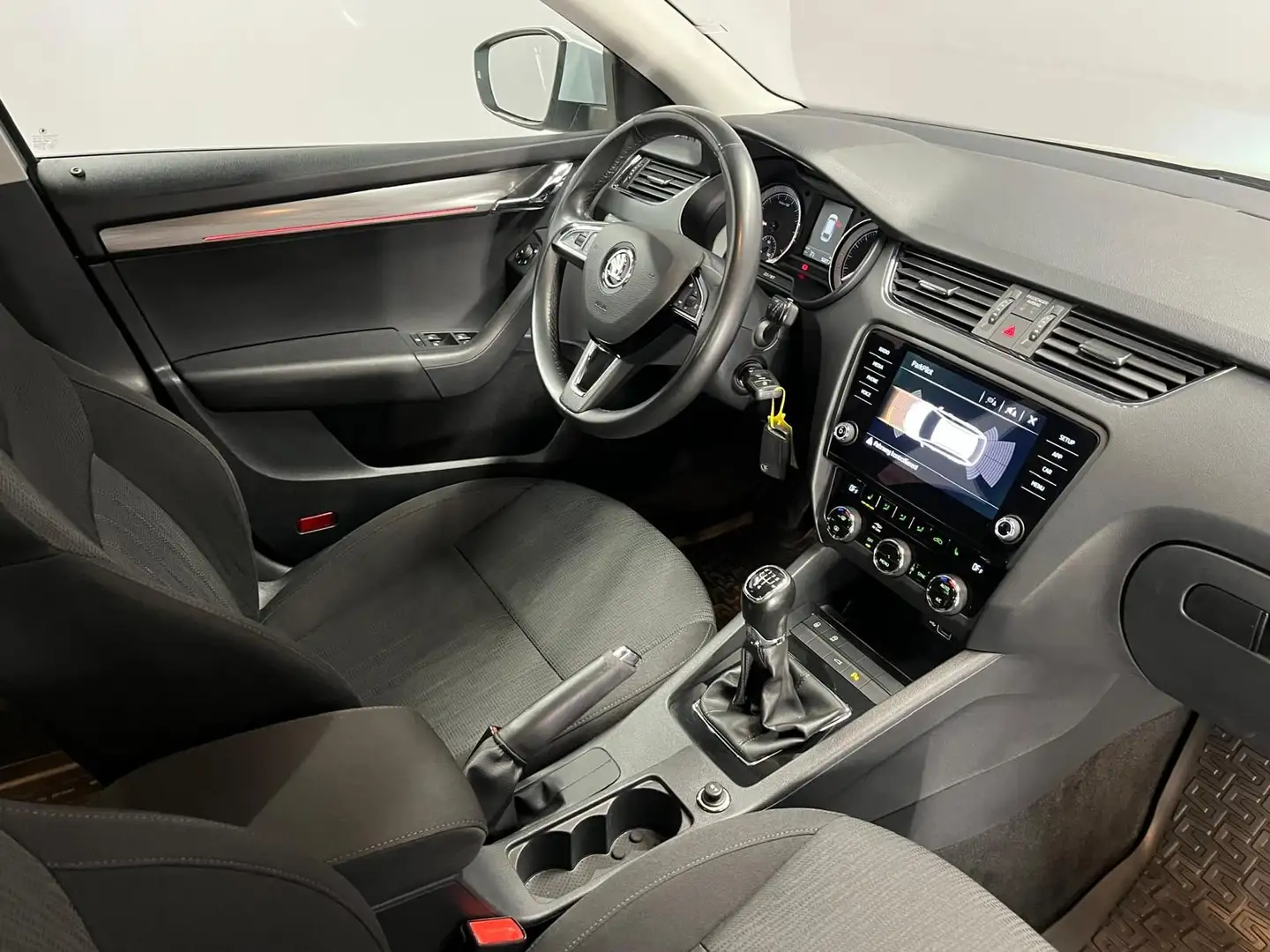 Skoda Octavia 1.6 TDI DPF Style ***LED |  Apple CarPlay | Andro Silber - 2